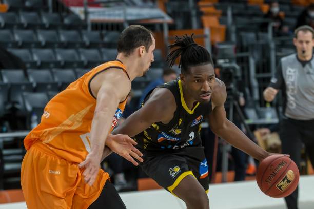 防线出现空 防线出现空